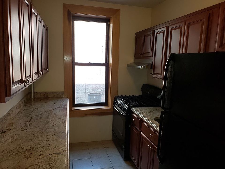 2nd image of 15 Westminster Rd APT 3A