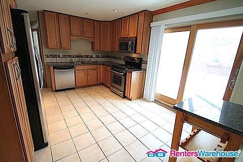 3rd image of 921 Eastwood Ln