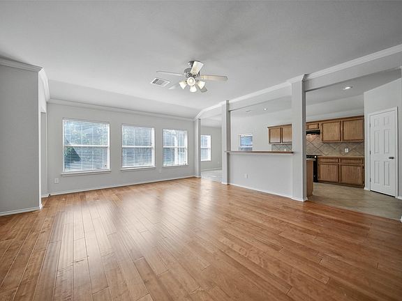 5th image of 26921 Kings Crescent Dr
