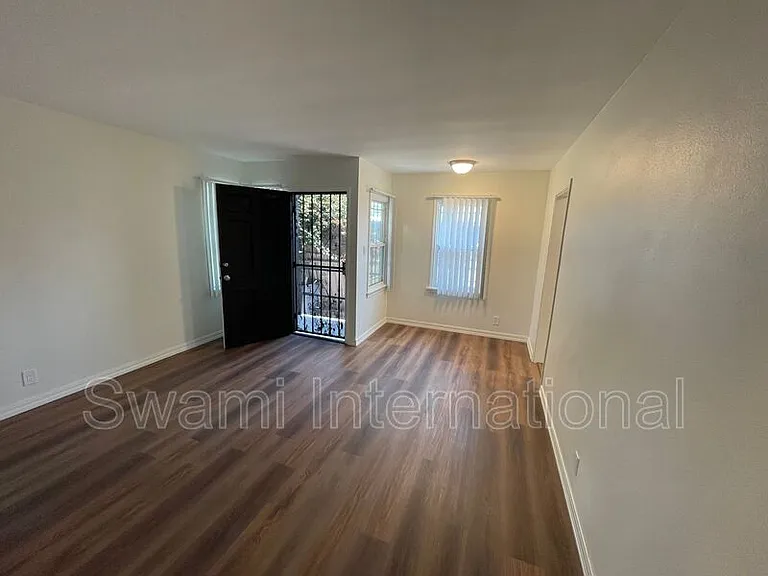 724 W 80th St — Photo 17