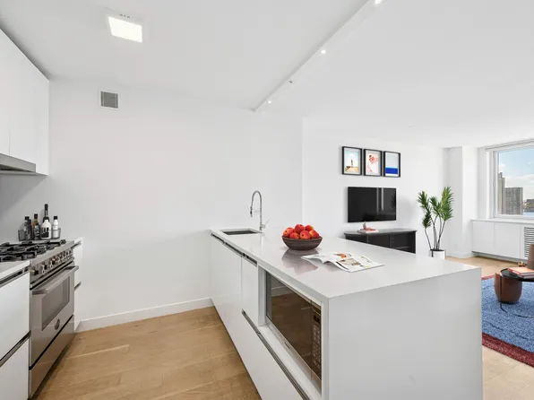 301 West 53rd Street image 2 of 16