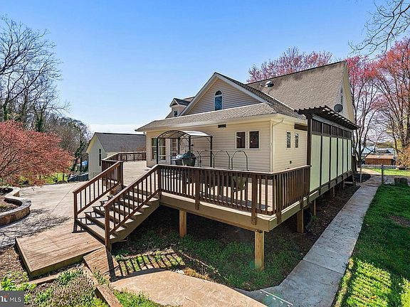 5th image of 131 Gaines St