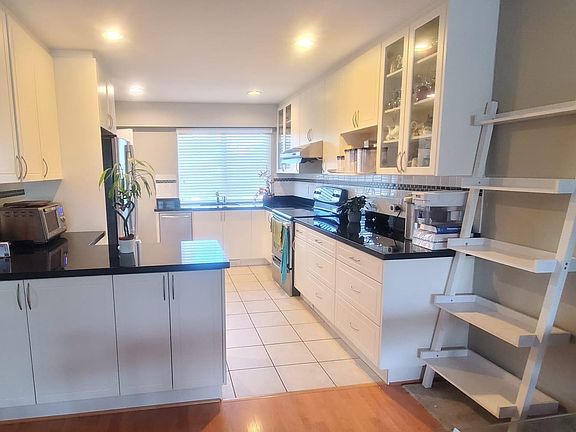 4th image of 3105 E 47th Ave