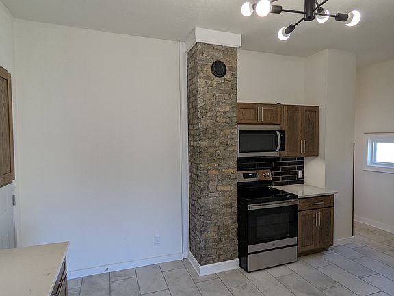 3rd image of 1001 E Meinecke Ave