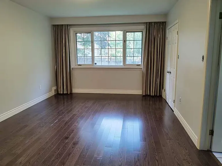 220 Newton Dr — Photo 6