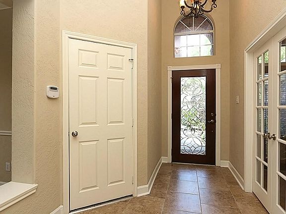 Beautiful arched window provides natural lighting and brightness to the foyer. Crown molding surroun