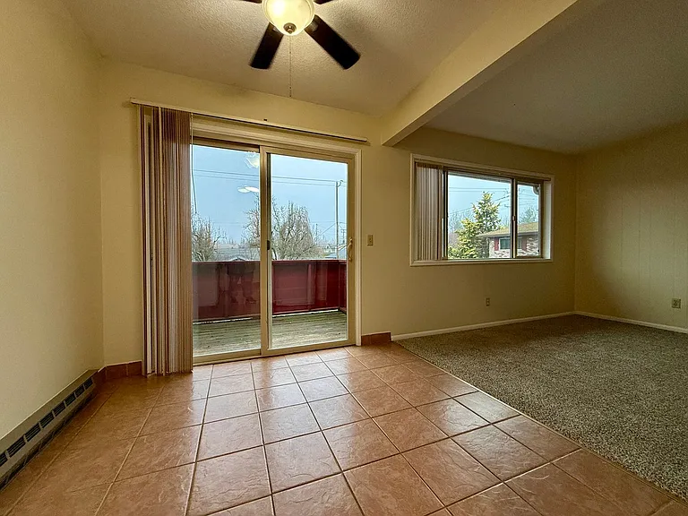 Vintage Upstairs 2 Bedroom With Patio In Hollywood District ~ Near It All! Off Street Parking~ Pe... — Photo 9