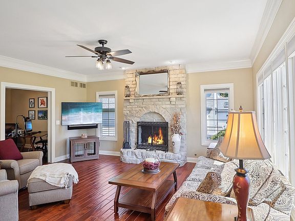 3rd image of 984 Black Walnut Dr
