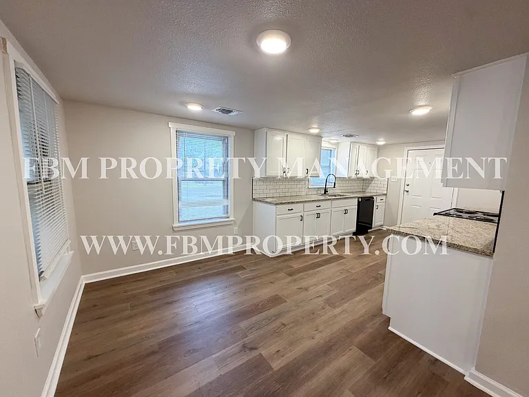 303 E Thompson St — Photo 9