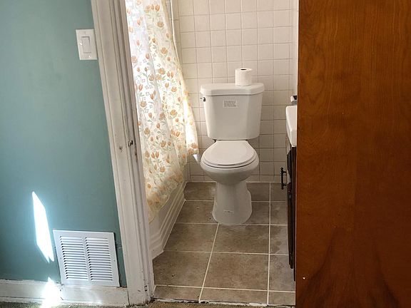 4th image of 3535 N Pontiac Ave