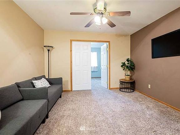living room (2nd floor)