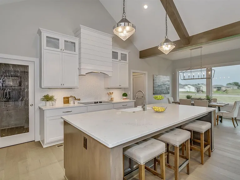 2418 N Bluestone St — Photo 6