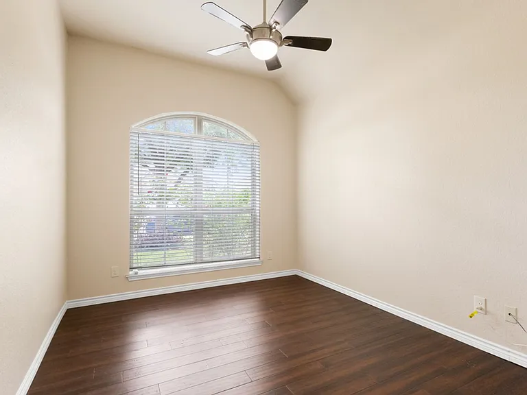 8710 White Crown — Photo 18