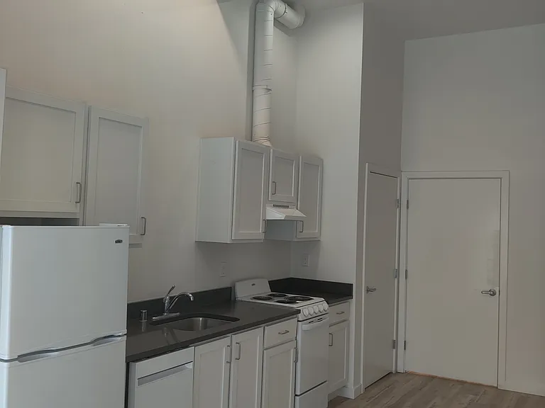 Russo Apartments — Photo 32
