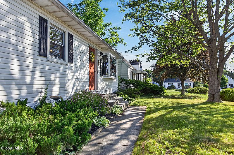 2nd image of 28 Smith Avenue