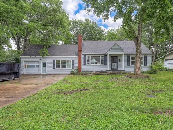 6815 Marty St, Overland Park, KS 66204