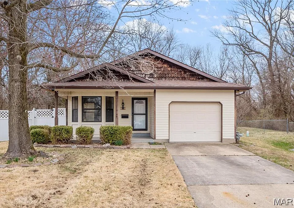 701 Oak Hollow Ct