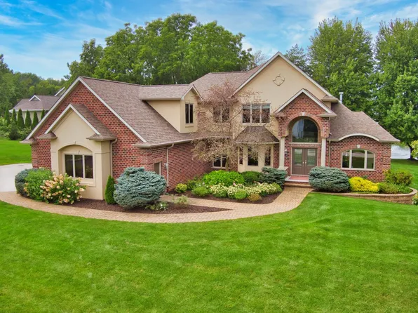 N3239 Feather Ridge Dr, Appleton, WI 54913