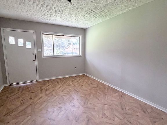 3rd image of 4103 Dearing St