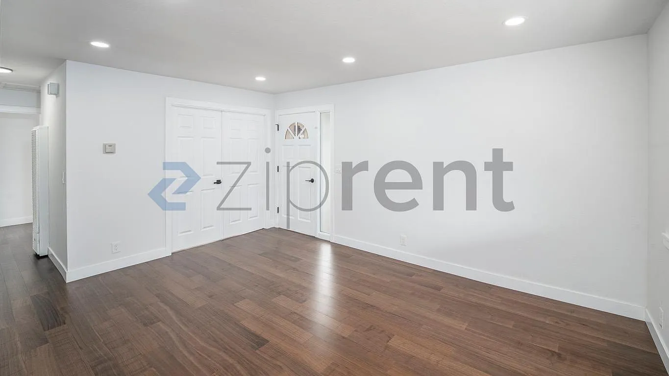 3 bed, 960 sqft, $4,052 — Photo 4