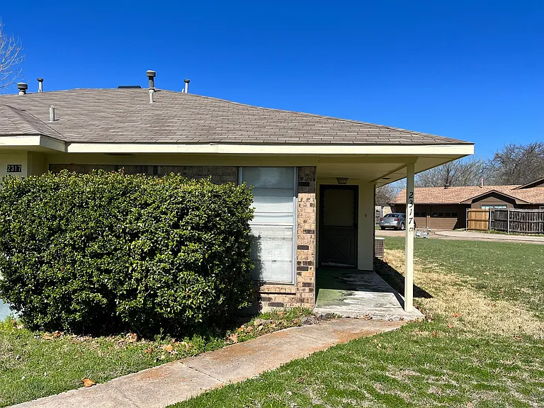 2315 Vanderbilt Ct — Photo 1