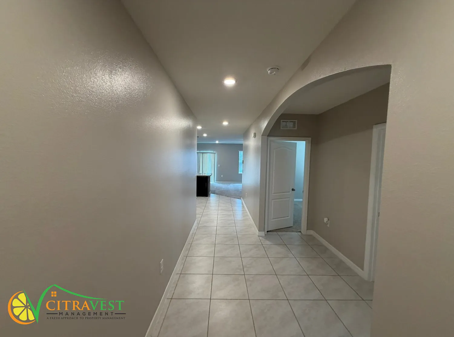 Newer 3 Bedroom, Available in Winter Haven! — Photo 2