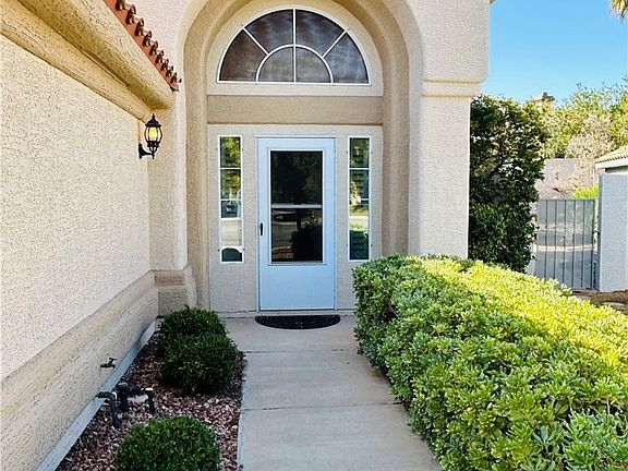 3rd image of 1449 Desert Hills Dr