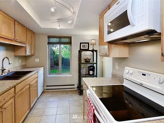 3rd image of 4737 W Lake Sammamish Pkwy SE APT A106