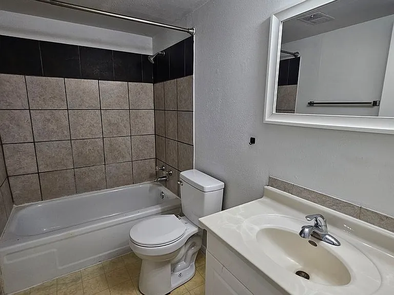 710 W 63rd St — Photo 15