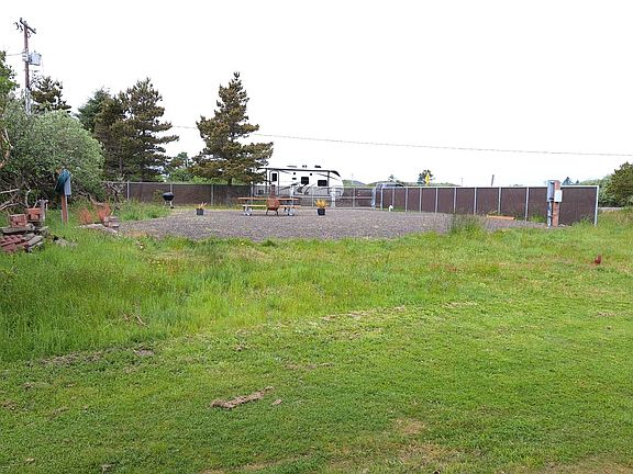 4th image of 582 Canal Dr NE