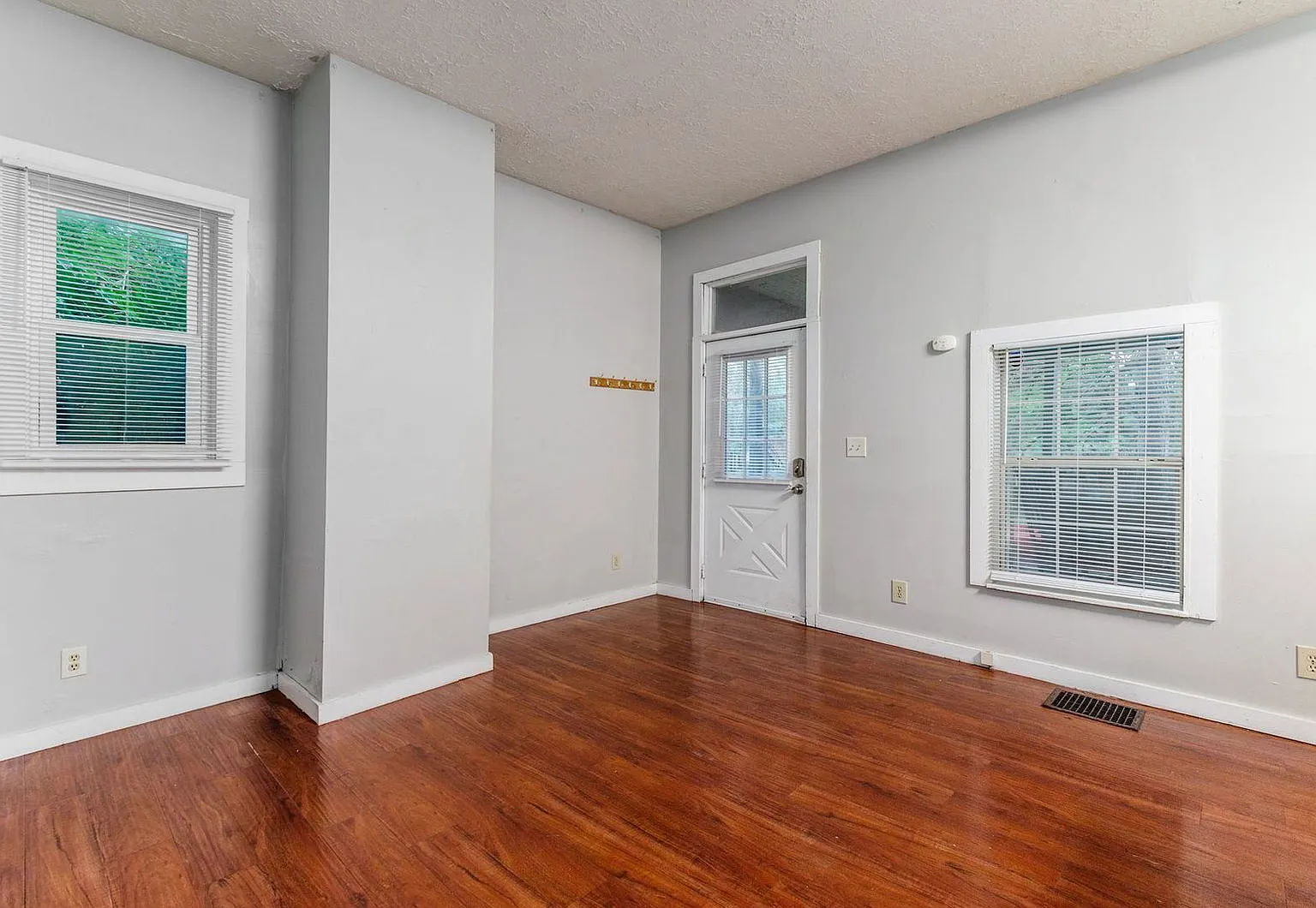 3 bed, 1.0 bath, $1,395 — Photo 3