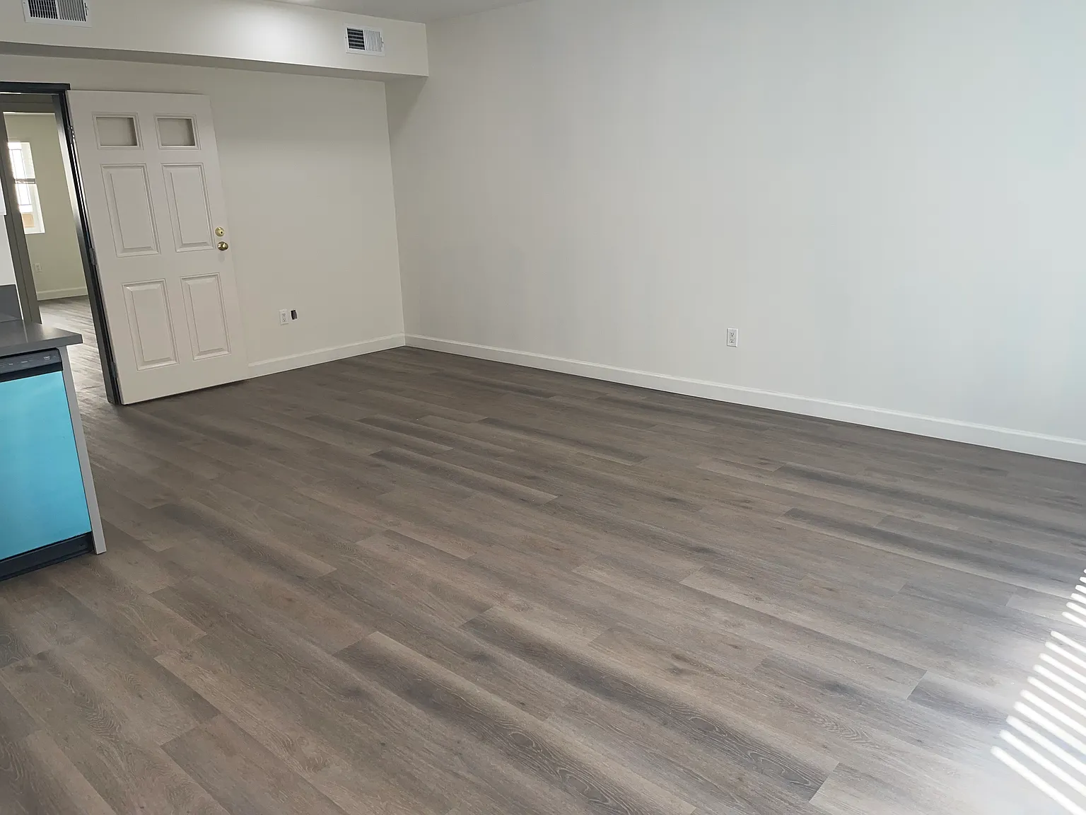 2 bed, 800 sqft, $2,200 — Photo 3