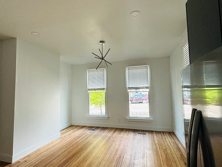 940 Monroe St — Photo 9