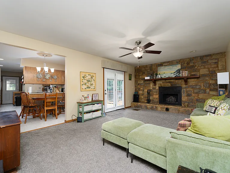 107 Lincoln Ln — Photo 7