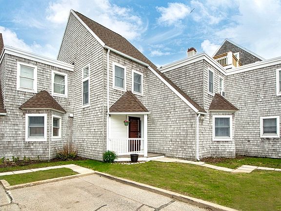 2nd image of 32 Commodore Ct