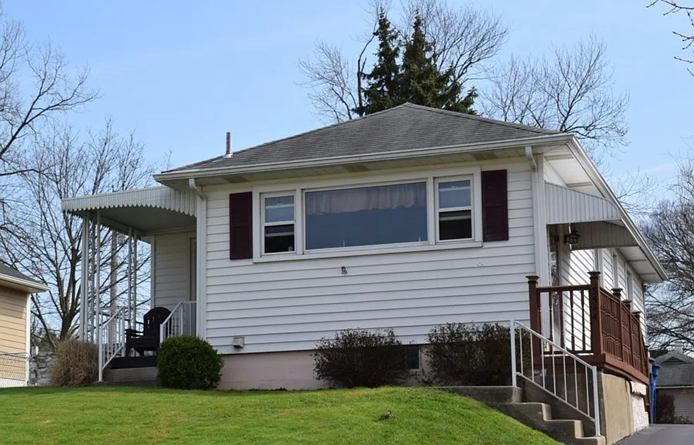 3 bed, 872 sqft, $1,300 — Photo 1