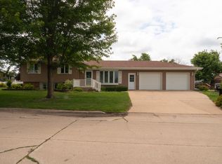 1104 21st Ave, Charles City, IA 50616