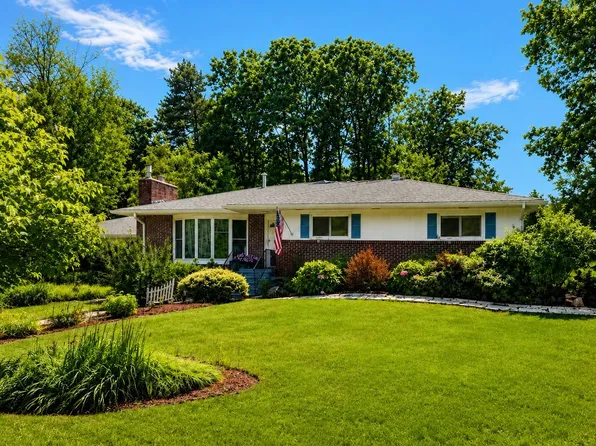 7 Forest Road, Essex, VT 05452