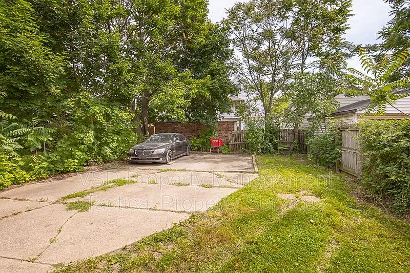 3 bed, 1.0 bath, 864 sqft, $995 — Photo 2