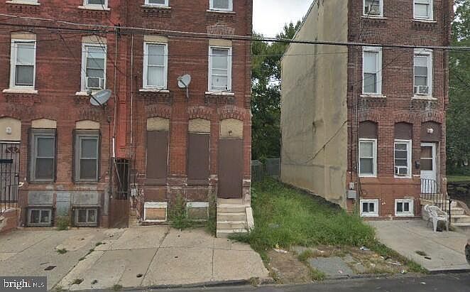 2nd image of 927 W York St