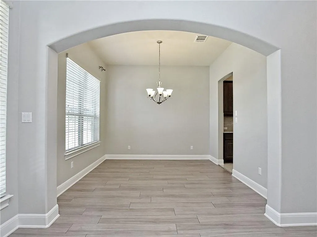 4 bed, 3.5 bath, 3098 sqft, $3,300 — Photo 4