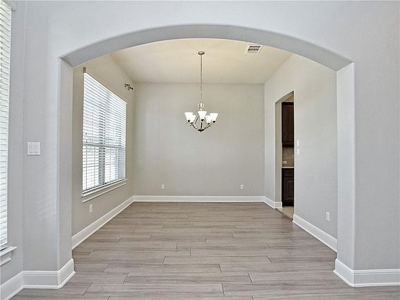 4th image of 2208 Legend Hill Dr