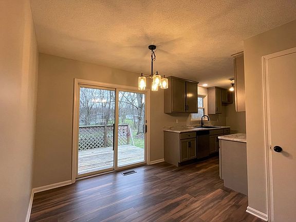 3rd image of 1103 Columbus Cir N