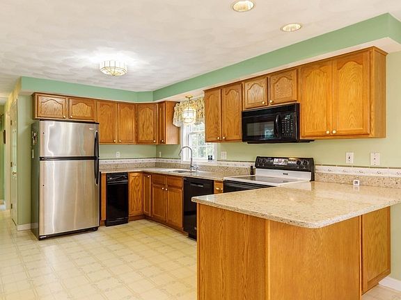 3rd image of 26 Cushing Ln