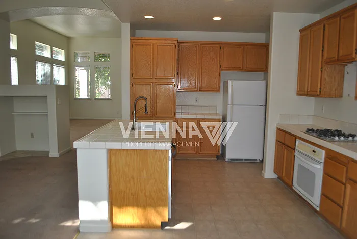 7956 Robinson Dr — Photo 4