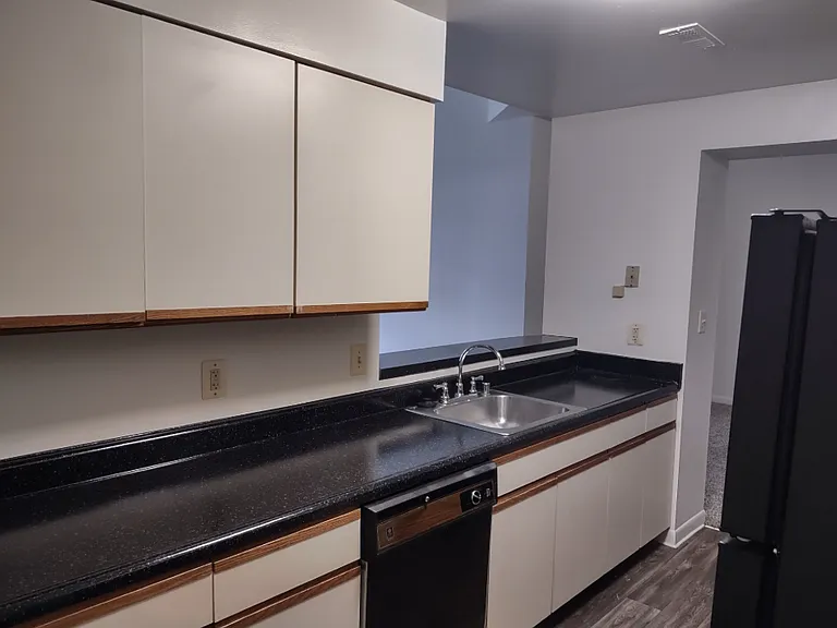 Marlboro Classic Apt & Redwood Square — Photo 63