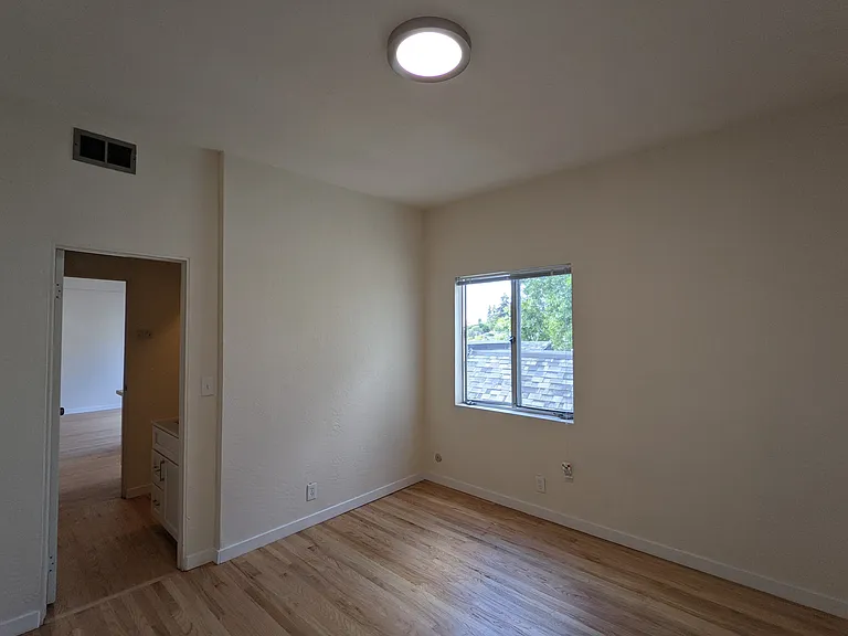 2541-2569 Le Conte Ave — Photo 26