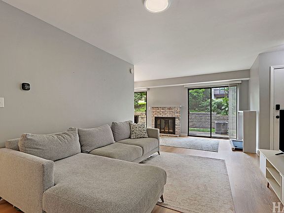 4th image of 93 Mineola Rd #93