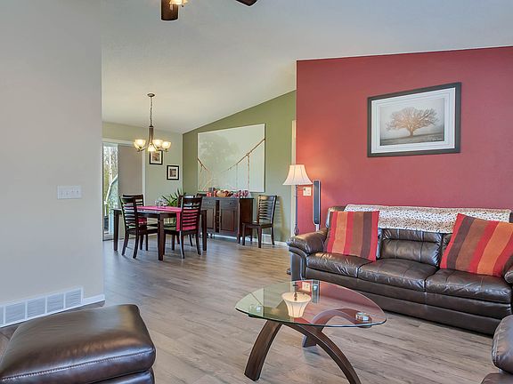 3rd image of 302 2nd Ave NE