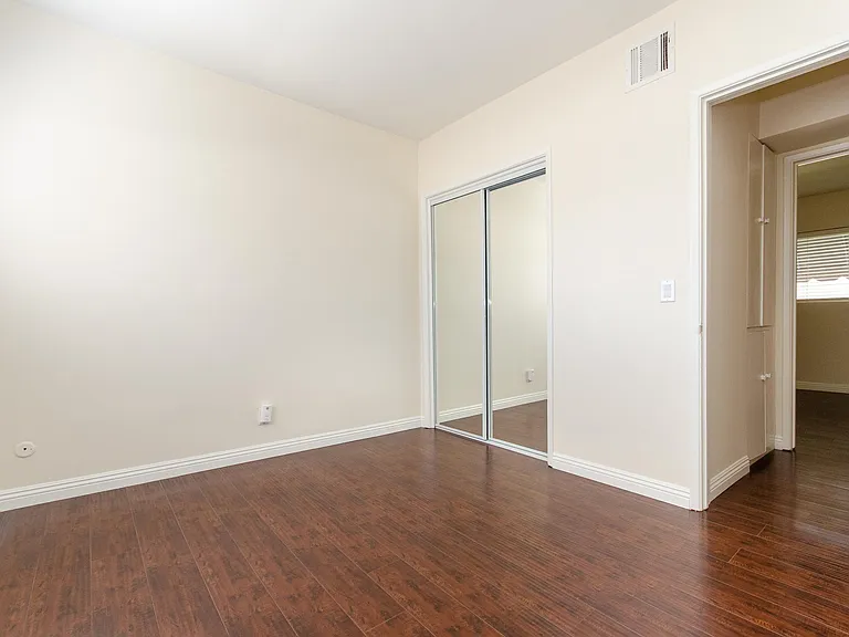 2737 Montrose Ave #105 — Photo 7